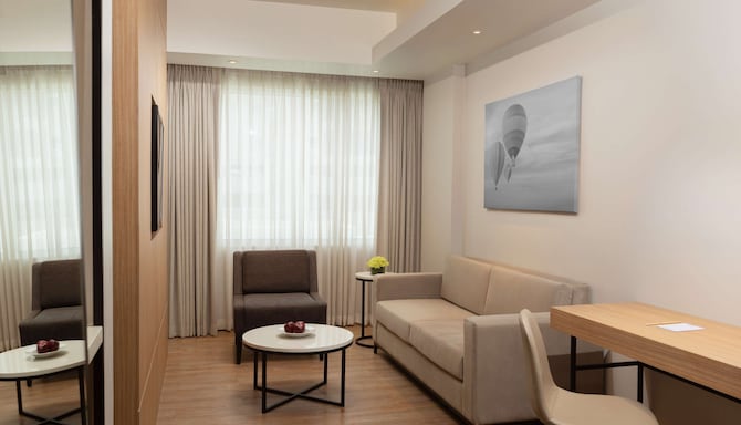 Park Inn by Radisson Clark - Deluxe Suite