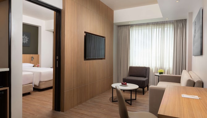 Park Inn by Radisson Clark - Deluxe Suite