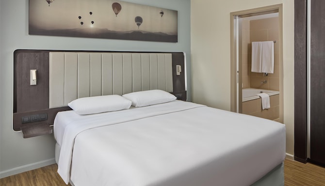 Park Inn by Radisson Clark - One Bedroom Suite King Bed