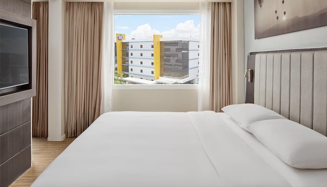 Park Inn by Radisson Clark - One Bedroom Suite King Bed