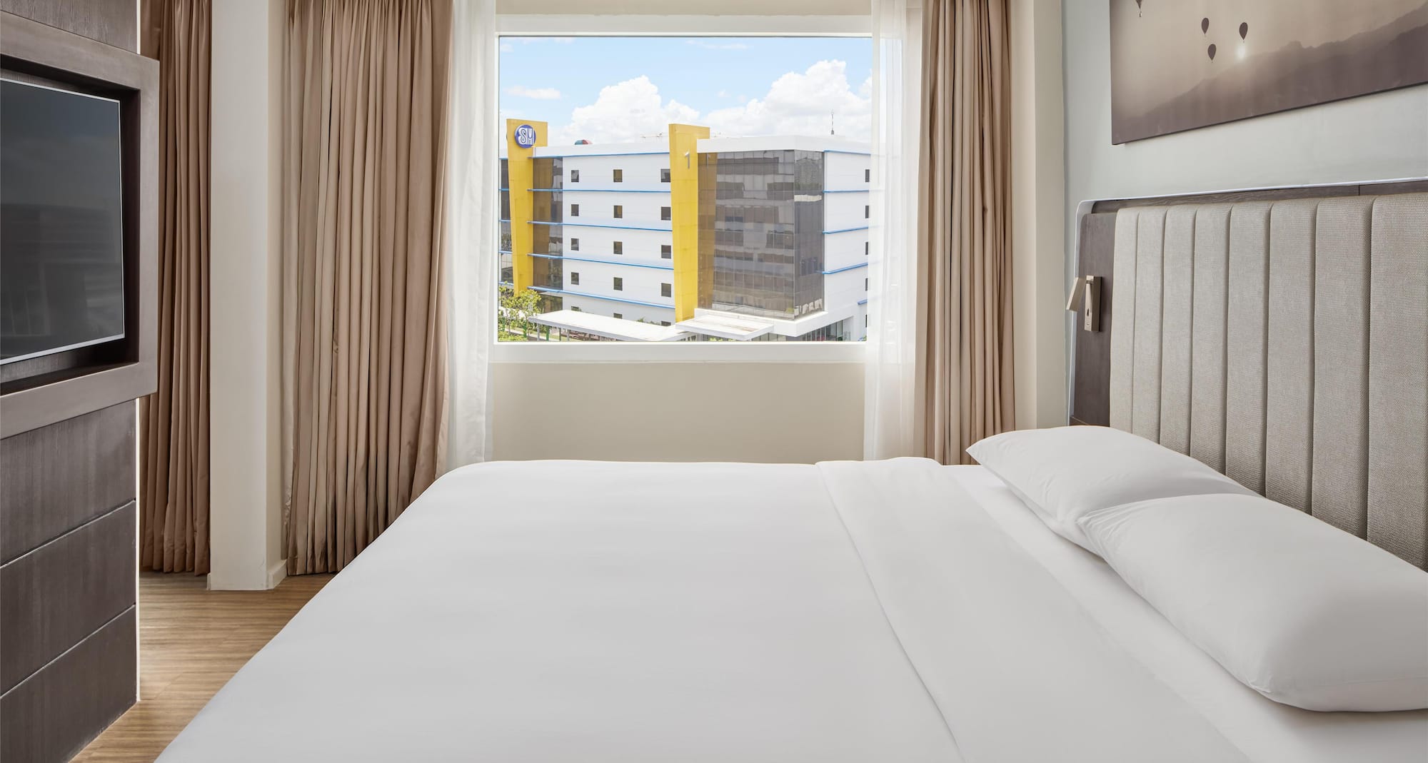 Park Inn by Radisson Clark - One Bedroom Suite King Bed