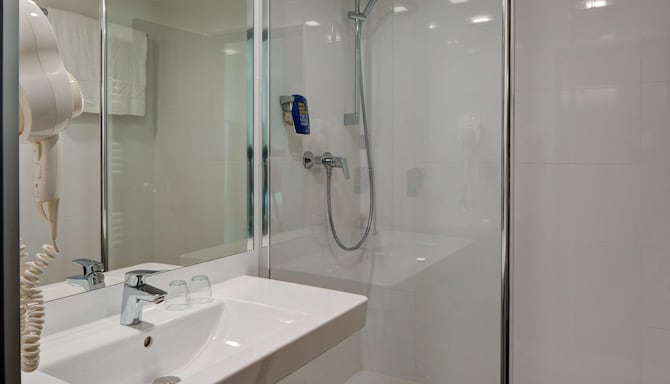 Park Inn by Radisson Danube Bratislava - Bathroom shower