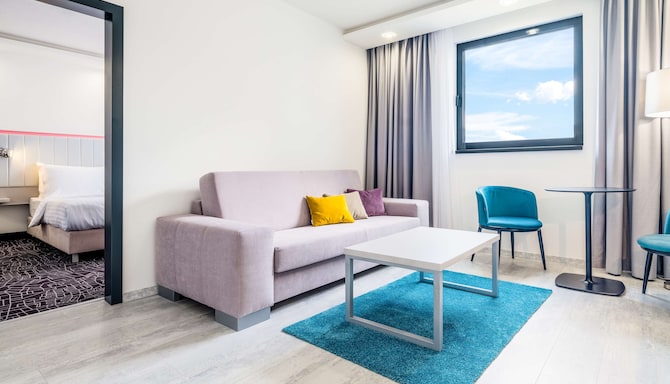 Park Inn by Radisson Danube Bratislava - Apartment Living Room
