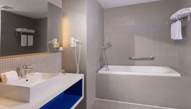 Park Inn by Radisson Davao - Junior Suite bathroom