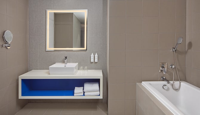 Park Inn by Radisson Davao - One Bedroom Suite Bathroom