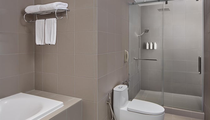 Park Inn by Radisson Davao - One Bedroom Suite Bathroom