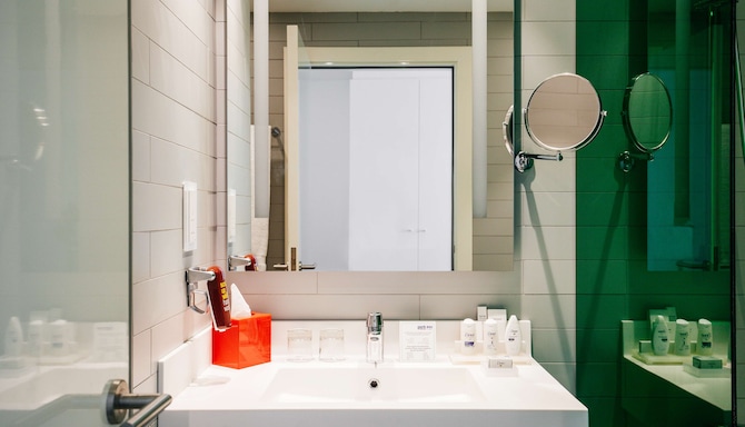 Park Inn by Radisson Dubai Motor City - Guest Bathroom