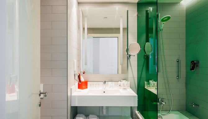 Park Inn by Radisson Dubai Motor City - Guest Bathroom