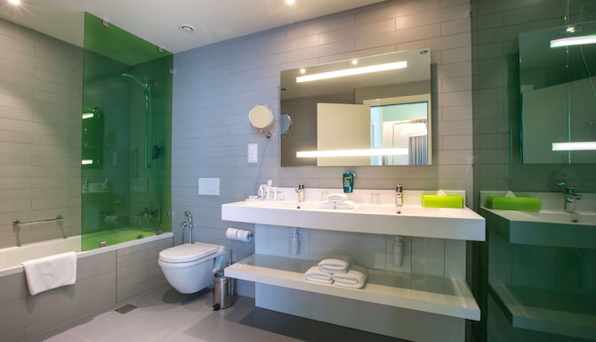 Park Inn by Radisson Dubai Motor City - Junior Suite Bathroom