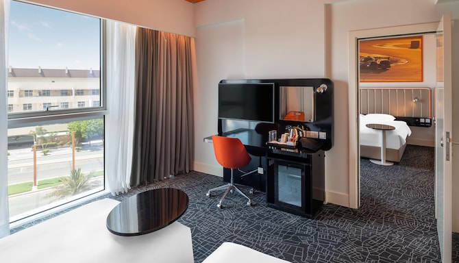 Park Inn by Radisson Dubai Motor City - Family Room with twin beds