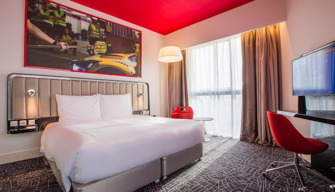Park Inn by Radisson Dubai Motor City - Superior Room Red