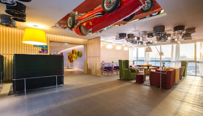 Park Inn by Radisson Dubai Motor City - Lobby
