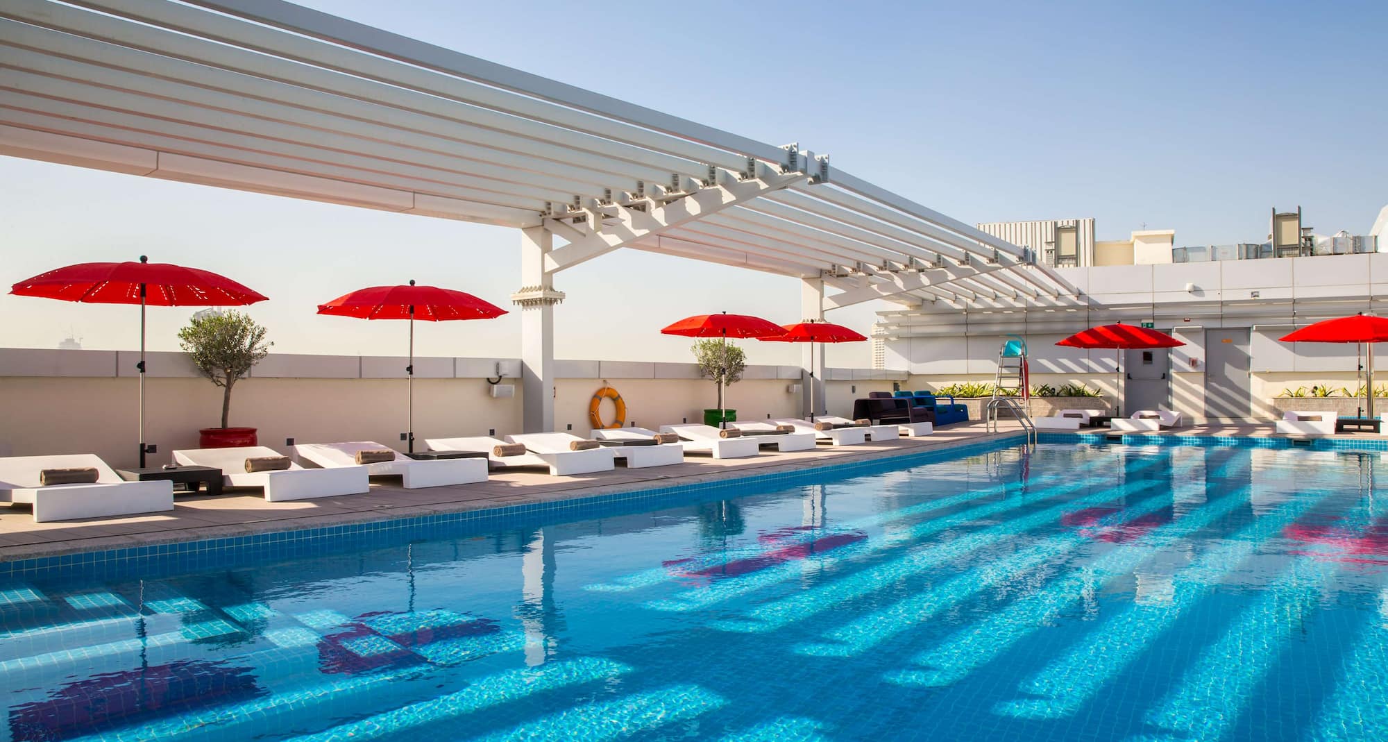 Park Inn by Radisson Dubai Motor City - أطلالة على بركة السباحة