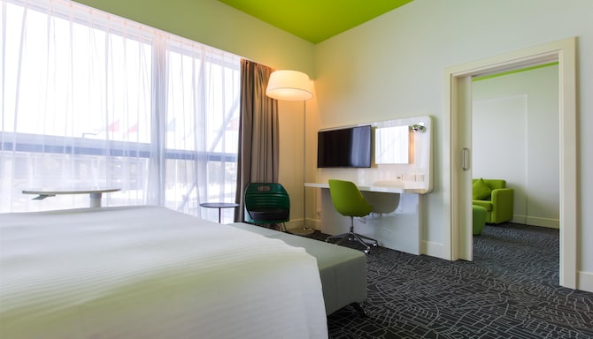 Park Inn by Radisson Dubai Motor City - Junior Suite Green Living Room