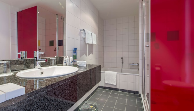 Park Inn by Radisson Frankfurt Airport - Suite bathroom