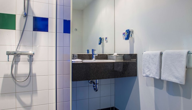 Park Inn by Radisson Frankfurt Airport - Badezimmer eines Gästezimmers