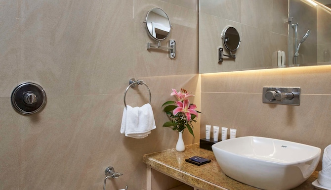 Park Inn by Radisson Goa Candolim - Junior Suite bathroom