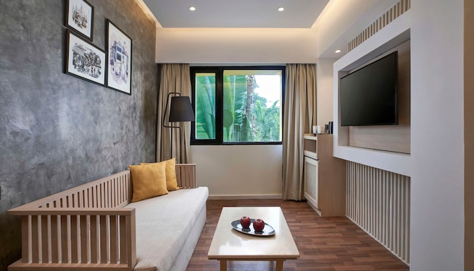 Park Inn by Radisson Goa Candolim - Junior Suite living area