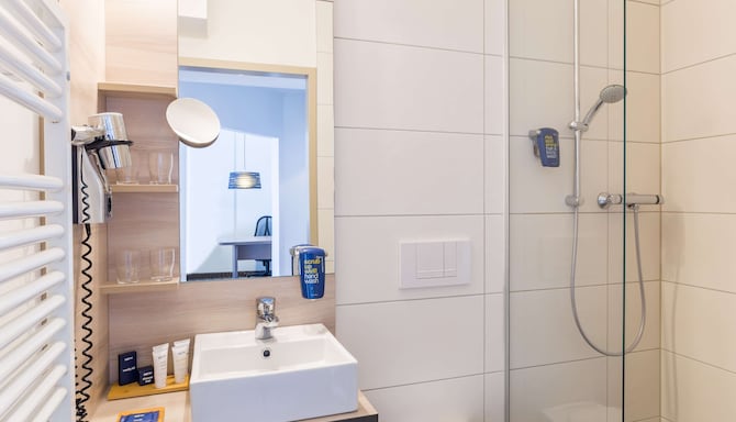 Park Inn by Radisson G�ttingen - Guest room bathroom