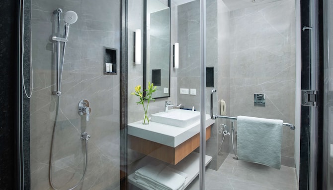 Park Inn by Radisson Gwalior - Deluxe Room bathroom
