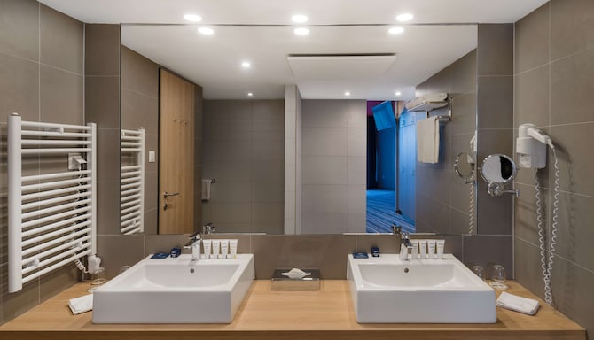 Park Inn by Radisson Hotel and Spa Zalakaros - Suite bathroom