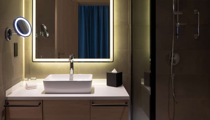 Park Inn by Radisson Hotel & Apartments Kuwait - Guest Room Bath