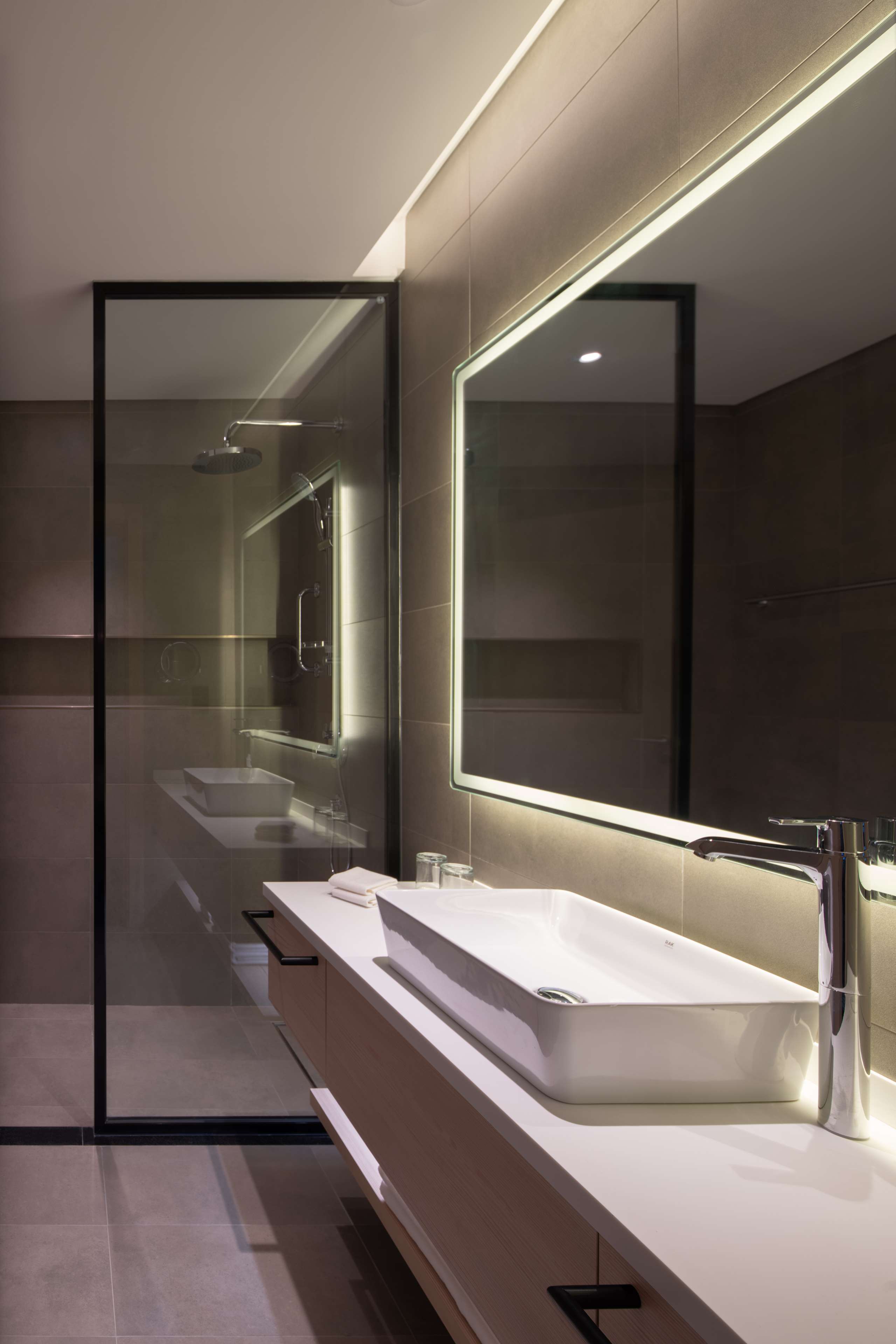 Park Inn by Radisson Hotel & Apartments Kuwait - Suite Bathroom