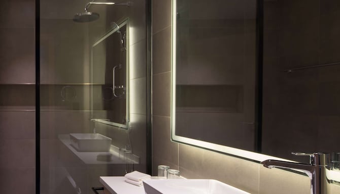 Park Inn by Radisson Hotel & Apartments Kuwait - Suite Bathroom