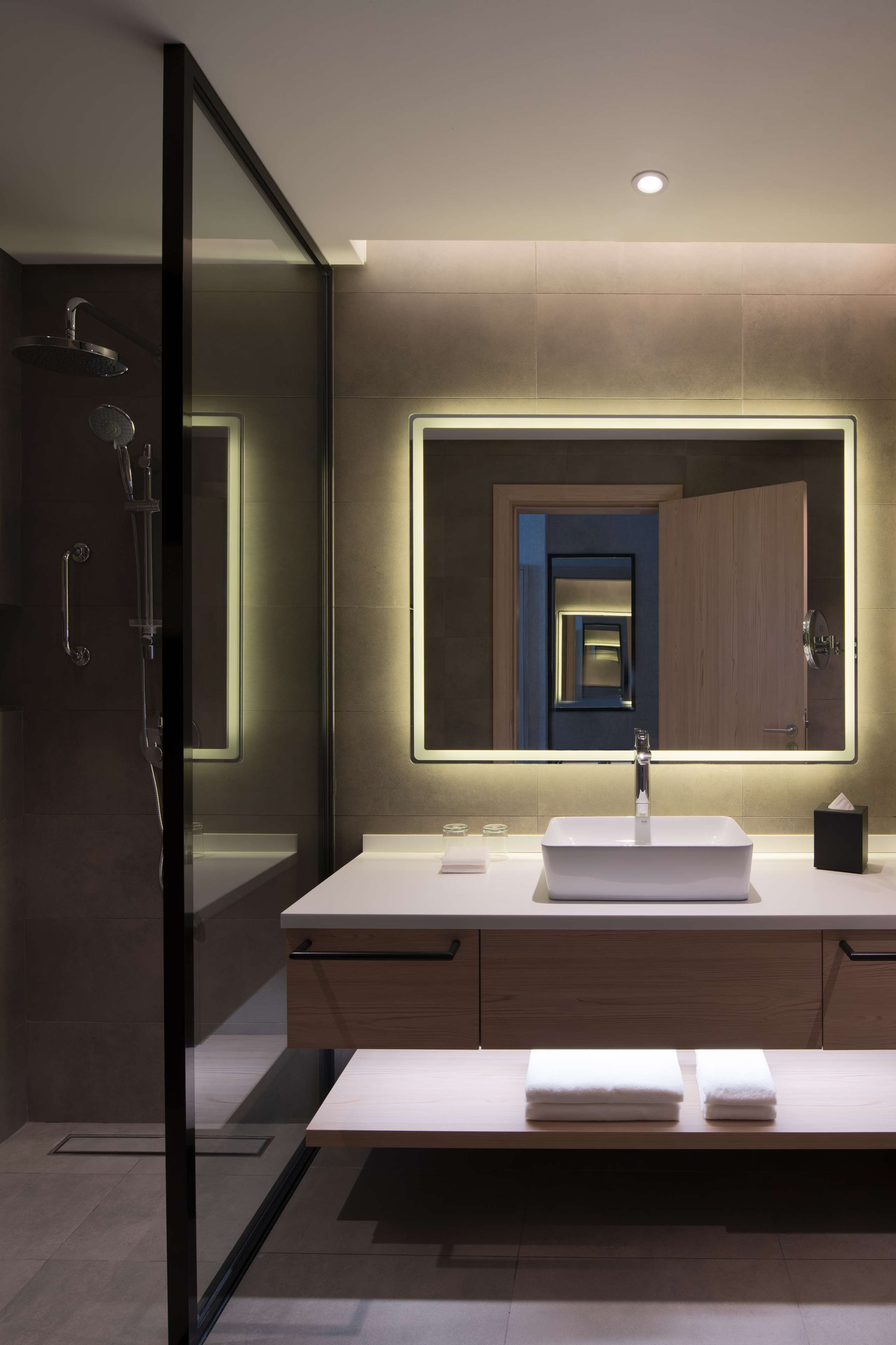 Park Inn by Radisson Hotel & Apartments Kuwait - Suite Bathroom