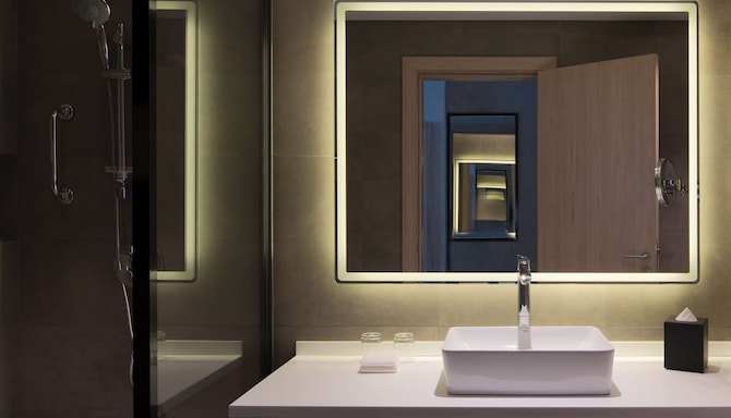 Park Inn by Radisson Hotel & Apartments Kuwait - Suite Bathroom