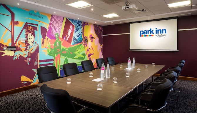 Park Inn by Radisson Hotel amp; Conference Centre London Heathrow – Boardroom-Bestuhlung