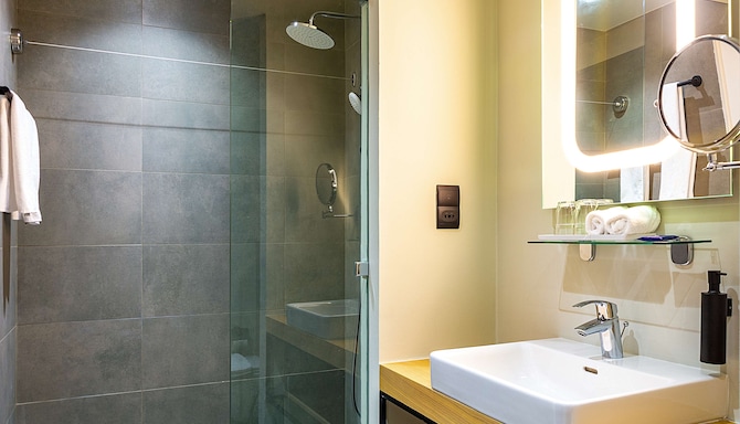 Park Inn by Radisson Hotel & Residence Duqm - Standard Room bathroom