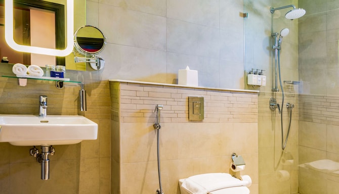Park Inn by Radisson Hotel & Residence Duqm - Superior Room bathroom