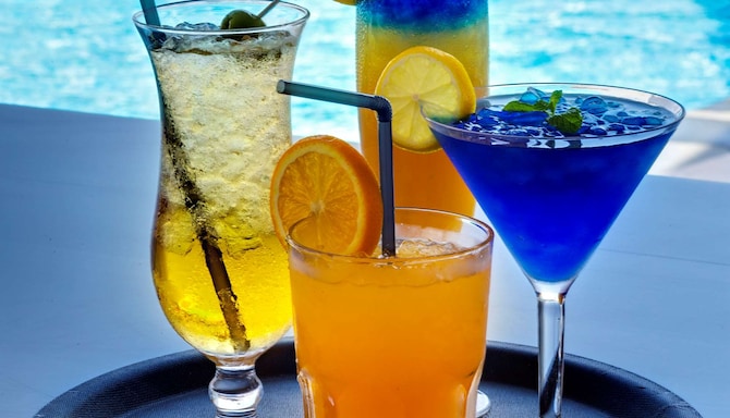 Park Inn by Radisson Hotel and Residence Duqm - Cocktails by the Pool