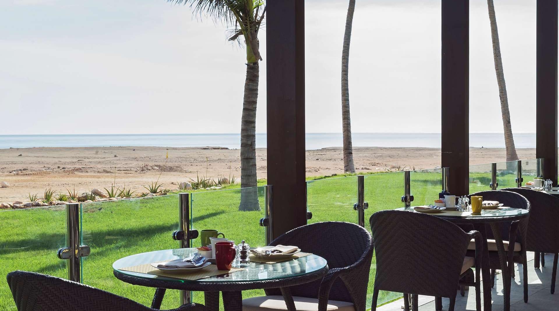 فندق وريزيدنس بارك إن باي راديسون الدقم - تراس المطعم