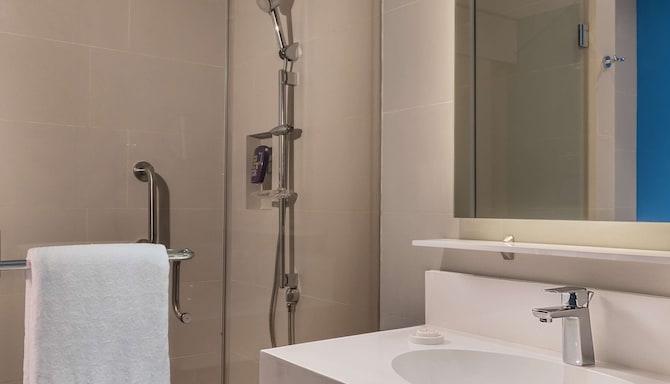 Park Inn by Radisson Iloilo - Guest room bathroom