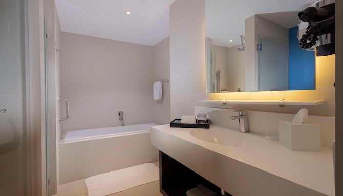 Park Inn by Radisson Iloilo - Junior Suite bathroom