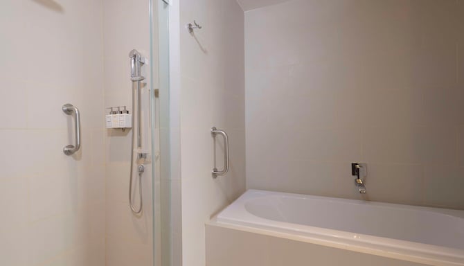 Park Inn by Radisson Iloilo - Junior Suite bathroom