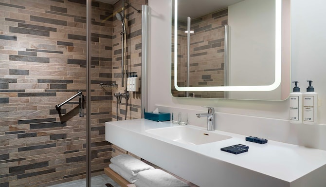 Park Inn by Radisson Istanbul Airport, Odayeri - Suite & Studio Bathroom