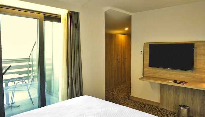 Park Inn by Radisson Istanbul Airport, Odayeri - Suite with Terrace