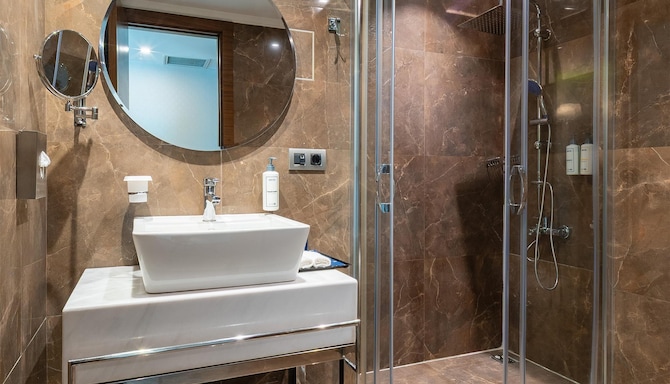 Park Inn by Radisson Istanbul Asia Kavacik - Family Room Bath