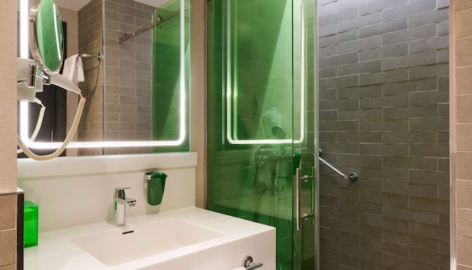 Park Inn by Radisson Istanbul Atasehir - Standard Room bathroom