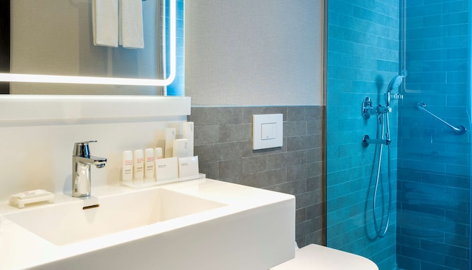 Park Inn by Radisson Istanbul Atasehir - Suite Bathroom