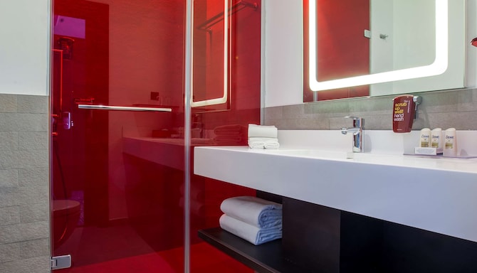 Park Inn by Radisson Istanbul Ataturk Airport - 客房浴室