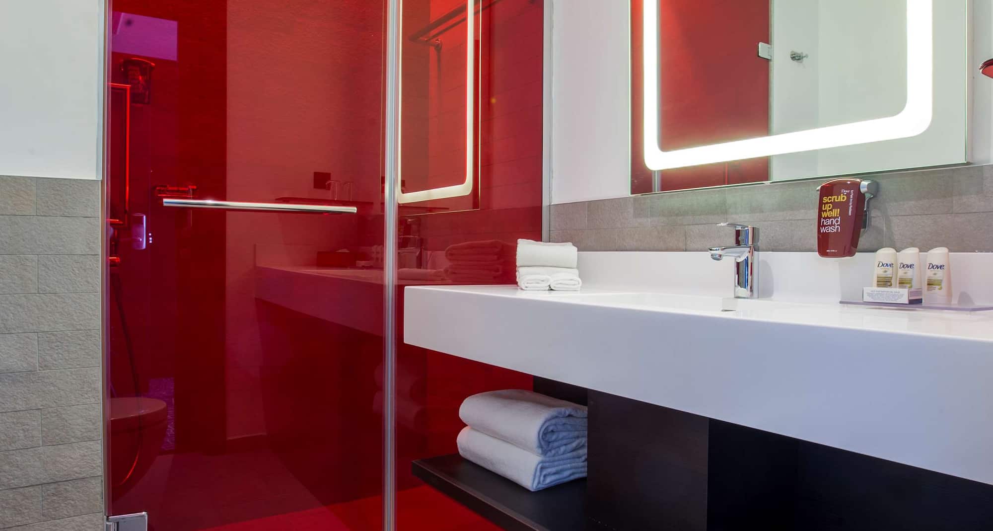 Park Inn by Radisson Istanbul Ataturk Airport - Standard Room Bathroom
