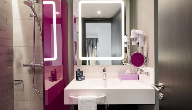 Park Inn by Radisson Izmir - Guest Room Bath
