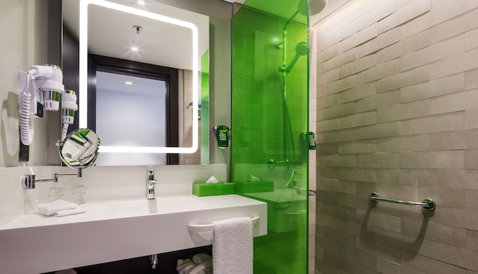 Park Inn by Radisson Izmir - Standard Room Bathroom
