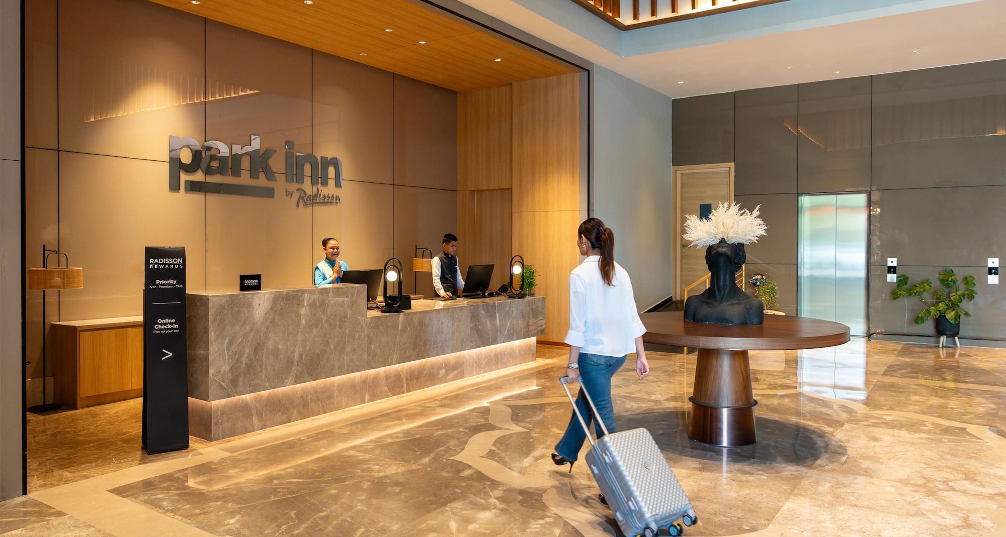 Park Inn by Radisson Jabalpur - Lobby Walking