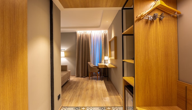 Park Inn by Radisson Jabalpur - Deluxe Room Passage Area