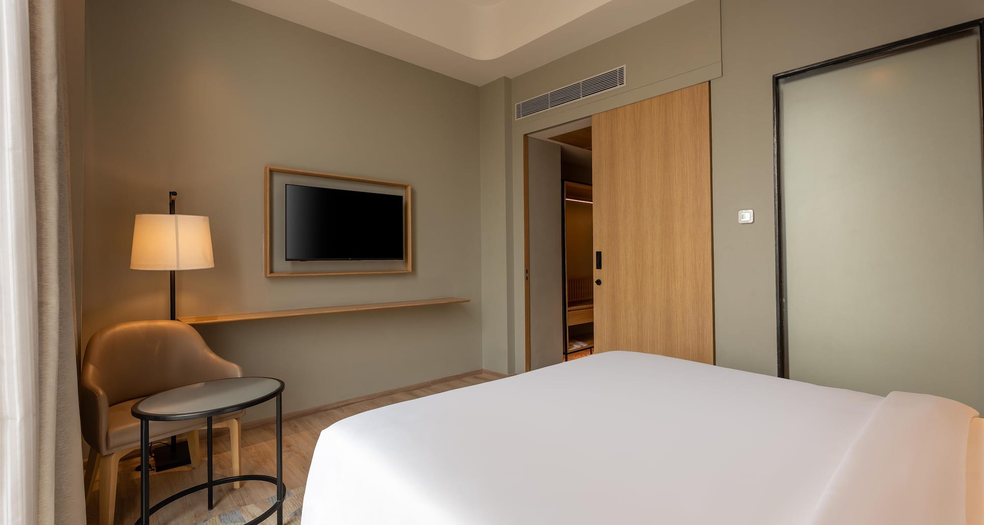 Park Inn by Radisson Jabalpur - Suite Bed Room